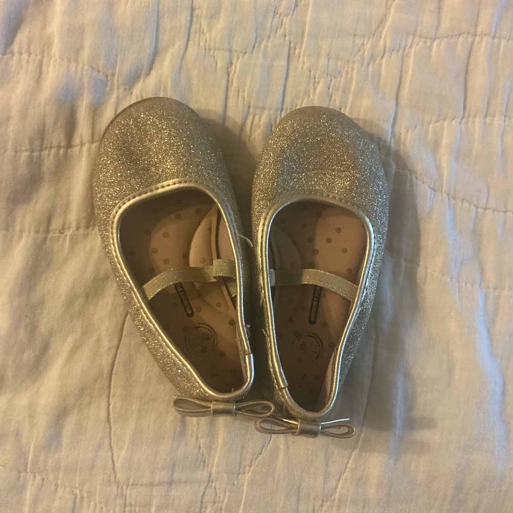 Girl’s size 7 Glitter Ballet Flats in Gold